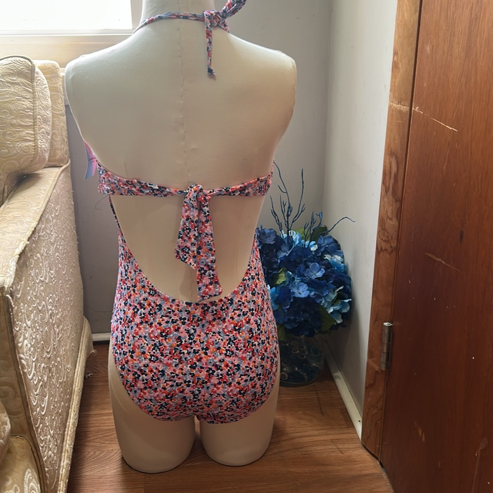 One piece bathingsuit, backless and it can be strapless! - Picture 2 of 6